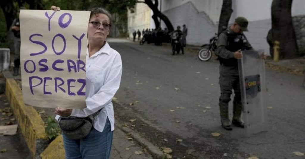 Exiliados venezolanos honran en vigilia a Óscar Pérez y sublevados