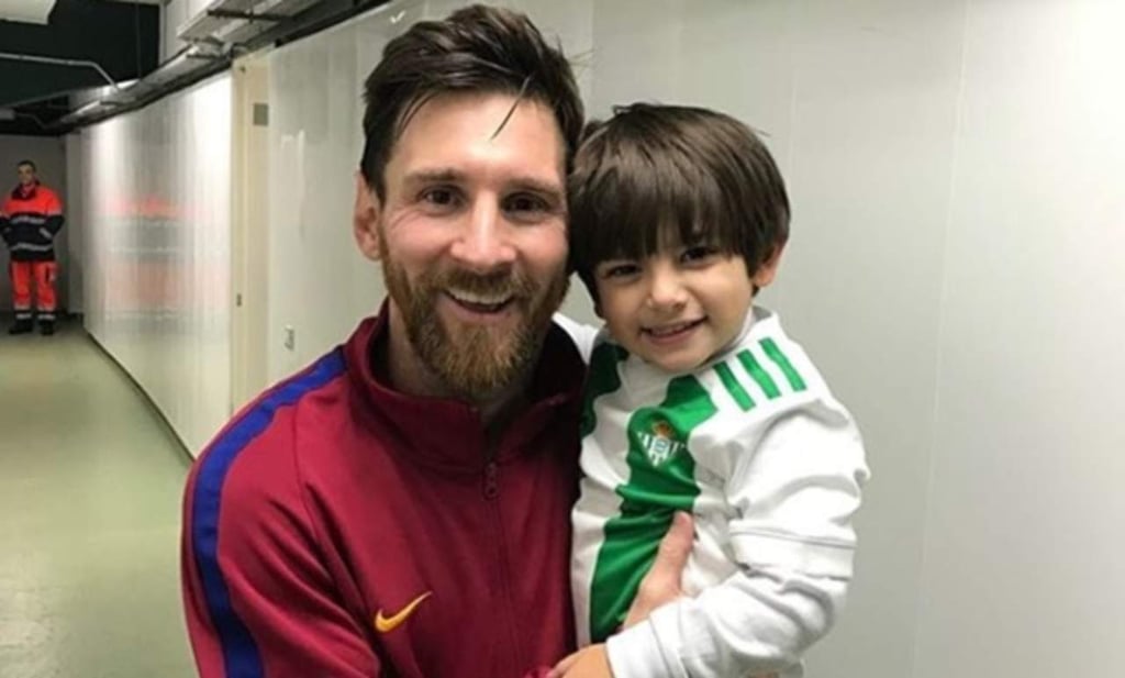 Máximo, hijo de Andrés Guardado, se toma foto con Messi