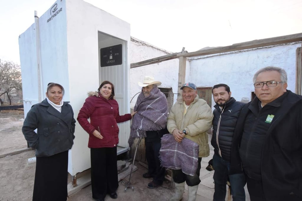 Sigue programa municipal de entrega de baños dignos en Lerdo