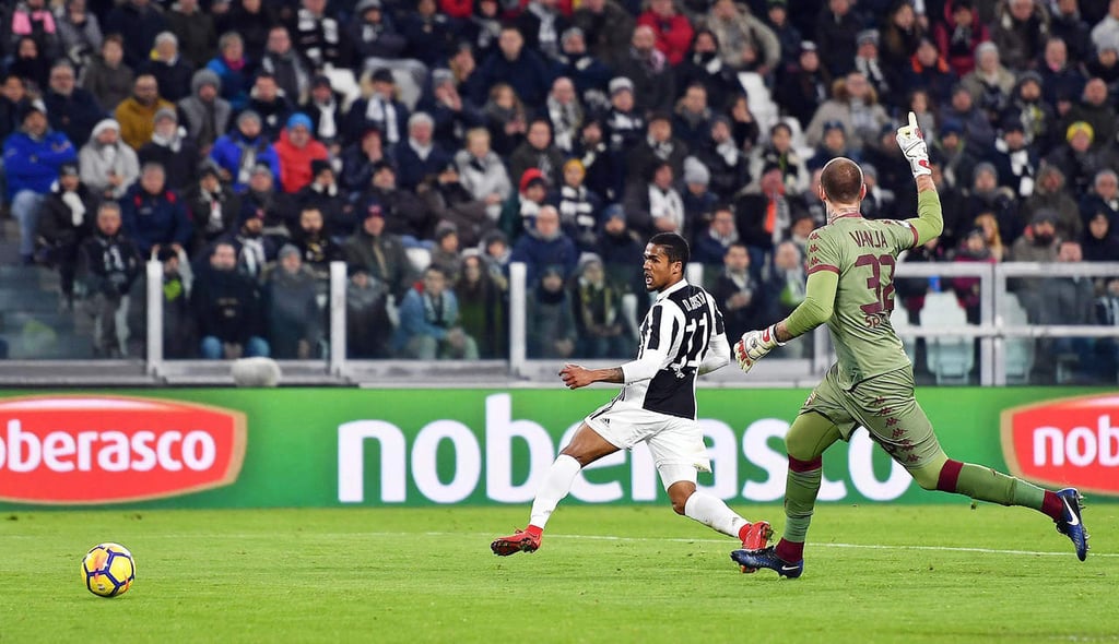 Juventus vence al Genoa y se acerca al Napoli