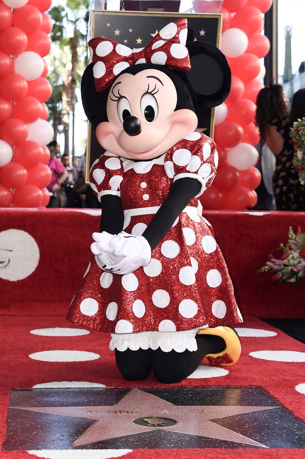 Minnie Mouse devela su estrella en Hollywood, Katy Perry la acompañó