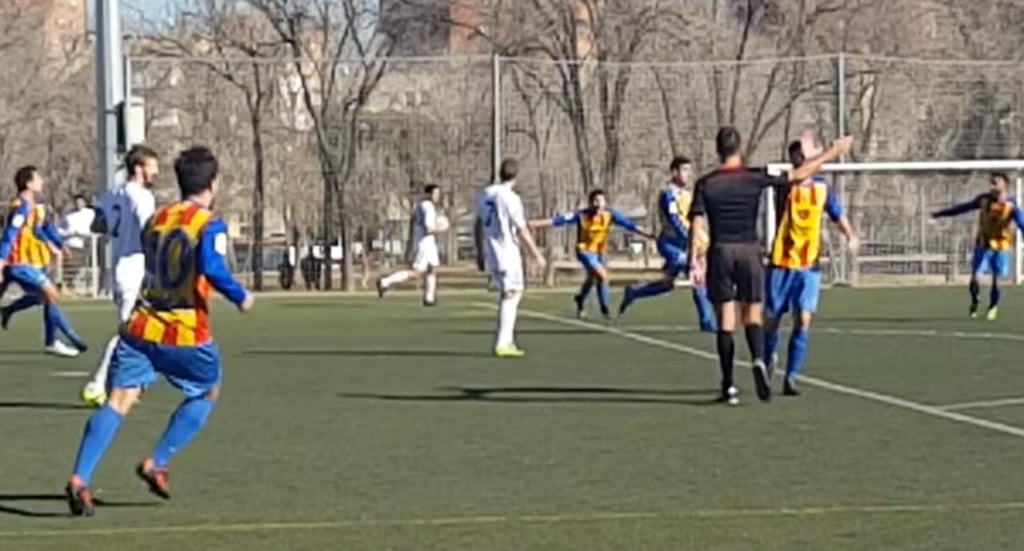 Árbitro 'choca la mano' con jugador tras marcar un gol dudoso