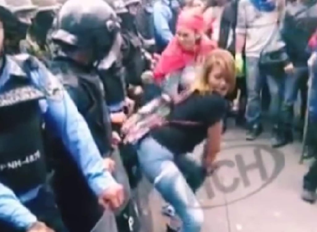 Protestantes provocan a la policía haciendo ‘twerking’