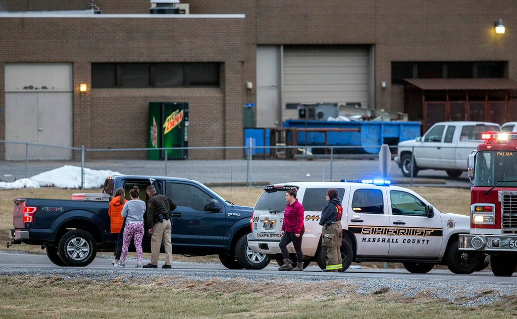 Suman dos muertos tras tiroteo en una escuela de Kentucky