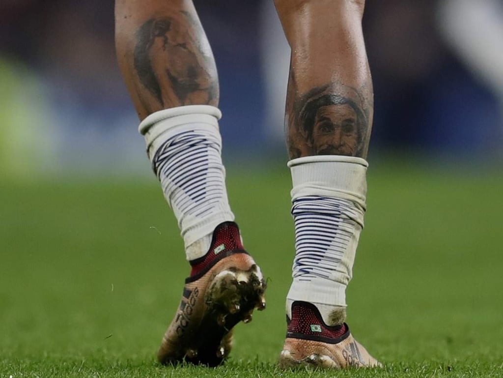 Jugador del Newcastle presume tatuaje de 'Don Ramón'