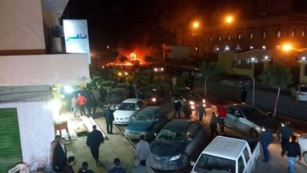 Mueren al menos 27 personas por carro bomba en Bengasi