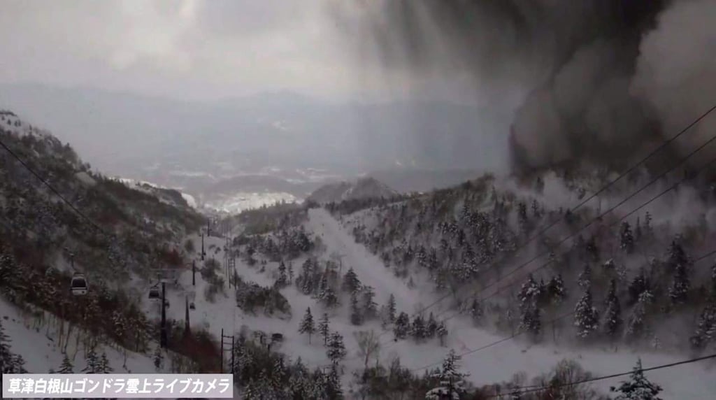 Continúa búsqueda de desaparecidos tras erupción de volcán en Japón