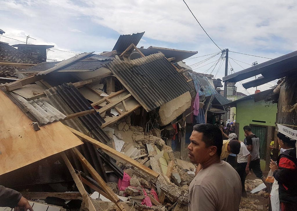 Daños materiales y lesionados  por fuerte sismo en Indonesia