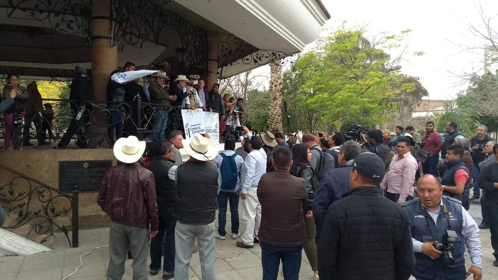 Irrumpen priistas en mitin de la Caravana por la Dignidad y los 'echan' de Gómez Palacio