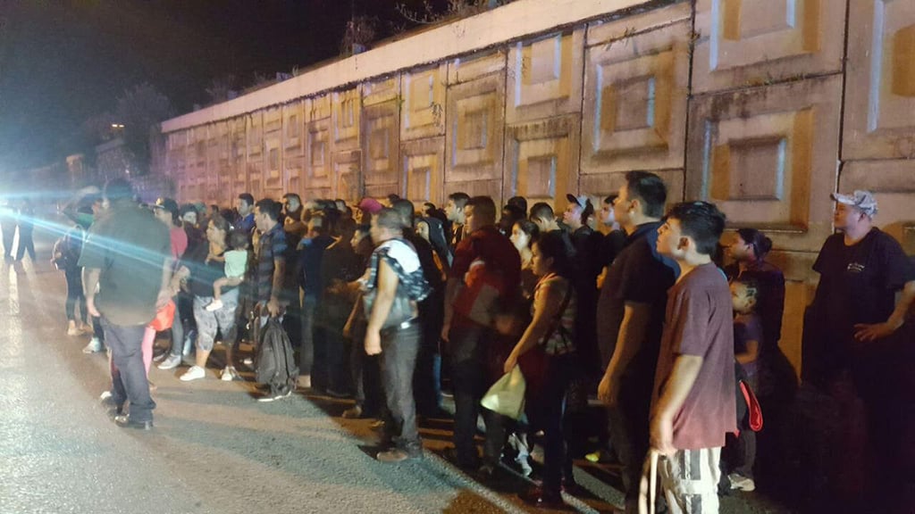 Rescatan a 109 migrantes hacinados en tráiler en Tamaulipas