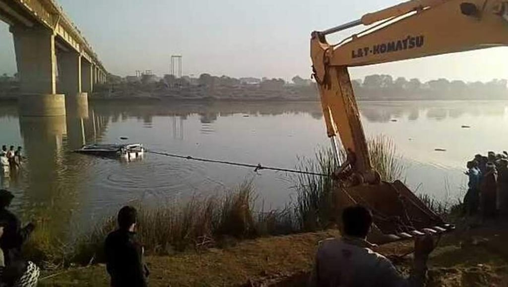 Cae autobús a un río en India; hay 12 muertos