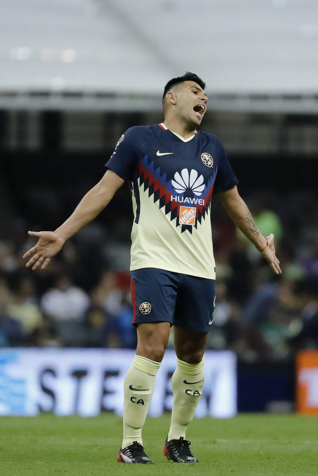 Silvio Romero podría no salir de América