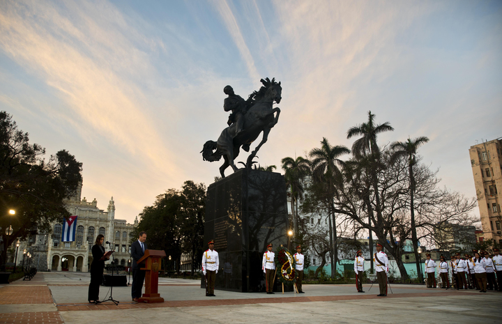 Cuba devela estatua de Martí financiada por EU