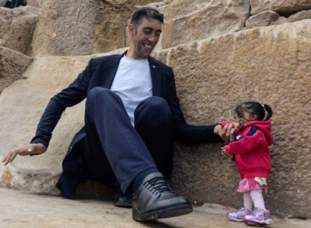 El hombre más alto y la mujer más pequeña del mundo se reúnen