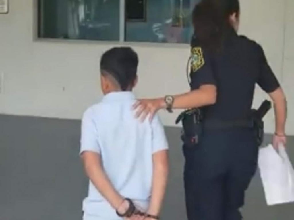 Arrestan a niño de siete años por golpear a maestra en Miami