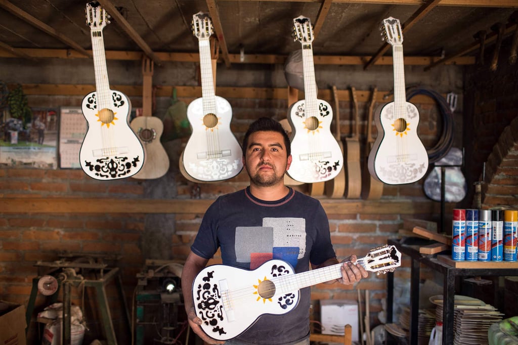 Por la película Coco, repuntan ventas de guitarras en Paracho