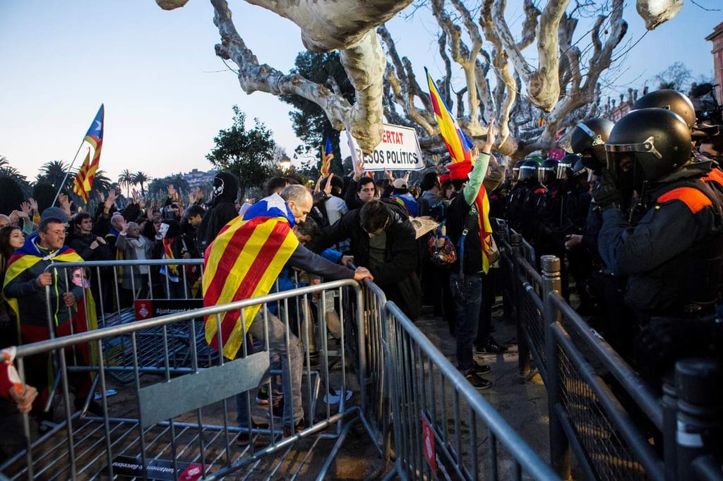 Manifestación irrumpe ante Parlamento catalán en apoyo a Puigdemont