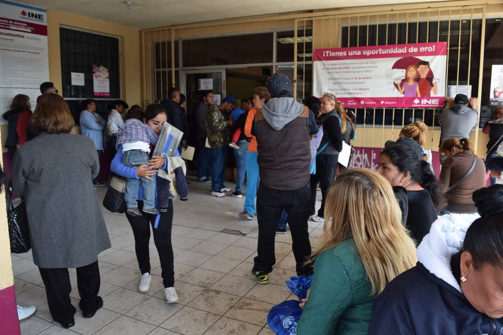 Ciudadanos abarrotan oficinas del INE en Gómez Palacio