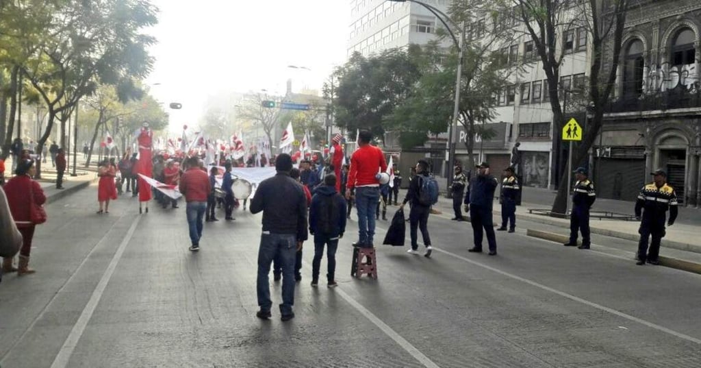 Marcha de AOS llega al Monumento a la Revolución