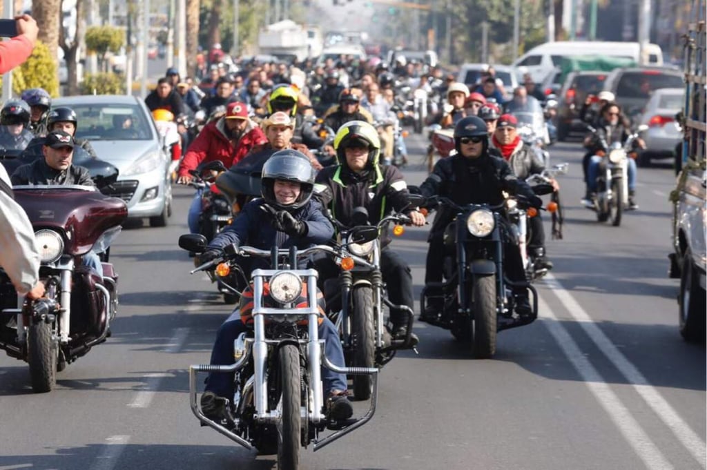 Anaya recorre avenidas con caravana de motociclistas