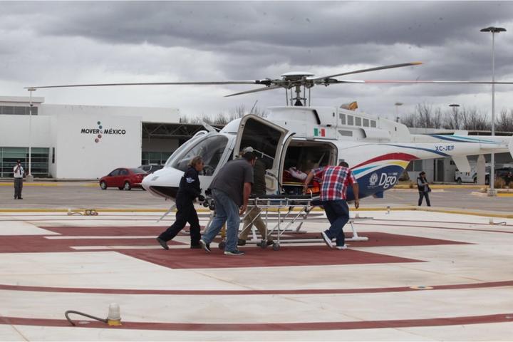 Trasladan a siete vía aérea a hospitales tras sufrir volcadura