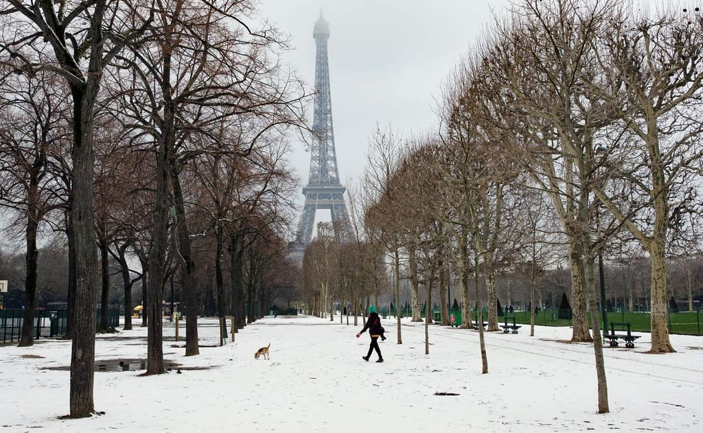 Cierran la Torre Eiffel por nevada en París