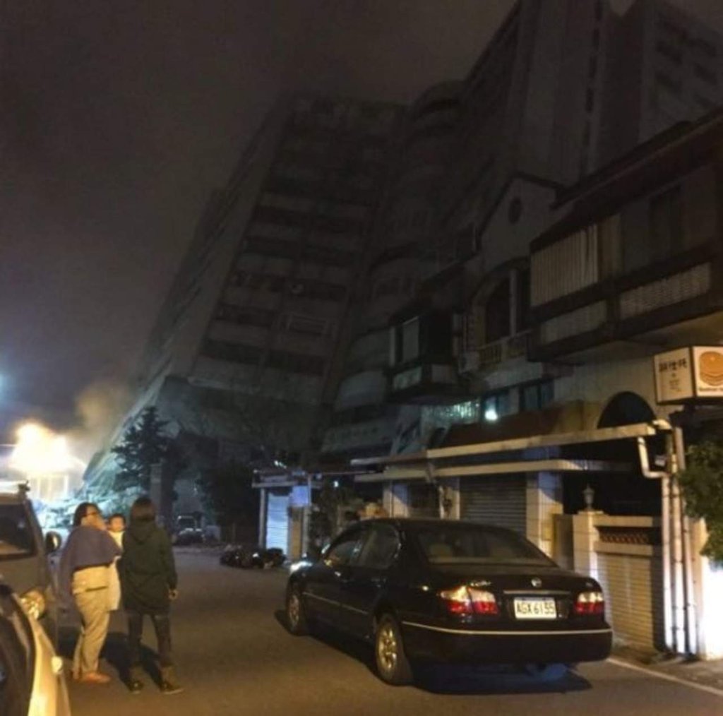 Sismo deja personas atrapadas y edificios dañados en Taiwán