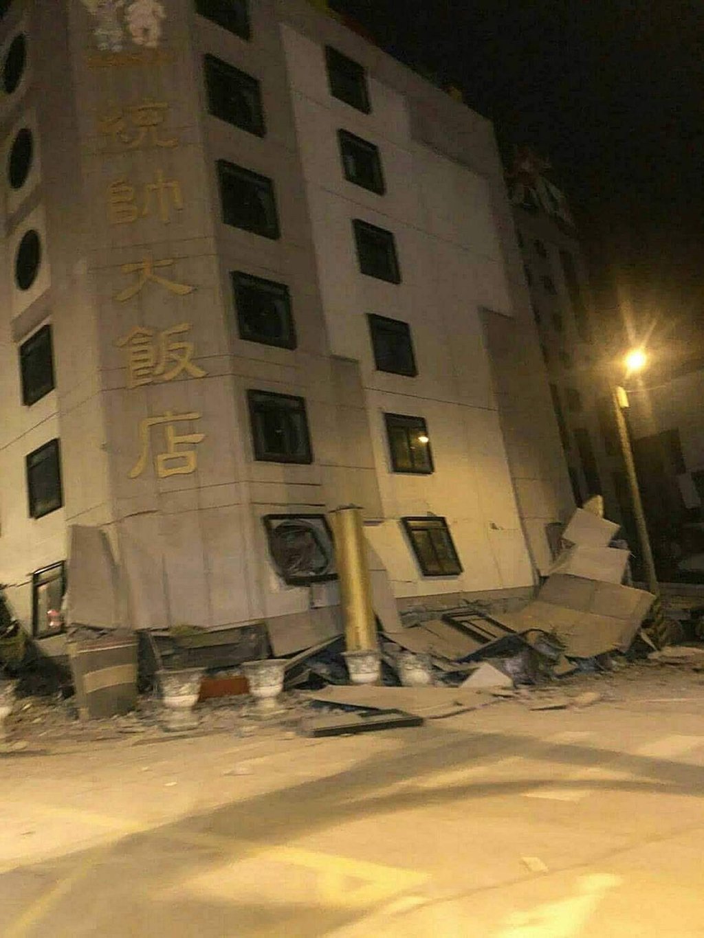 Más de 100 atrapados en edificios por terremoto en Taiwán