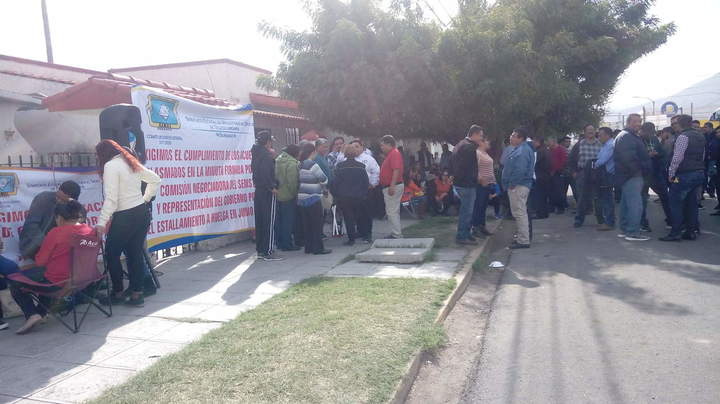 Maestros de telesecundaria bloquean avenida en Gómez Palacio
