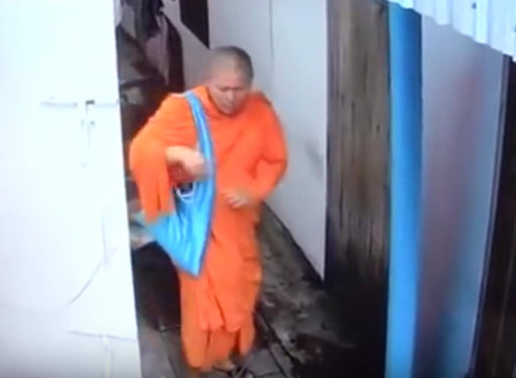 Cachan a sacerdote budista robando ropa interior de mujer