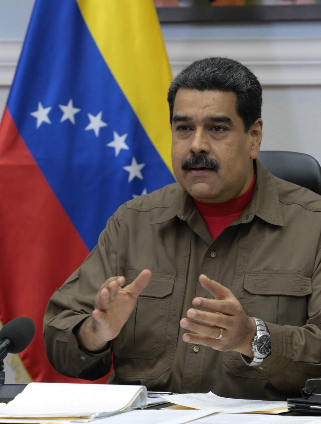 Firma Maduro acuerdo del diálogo que rechazó oposición