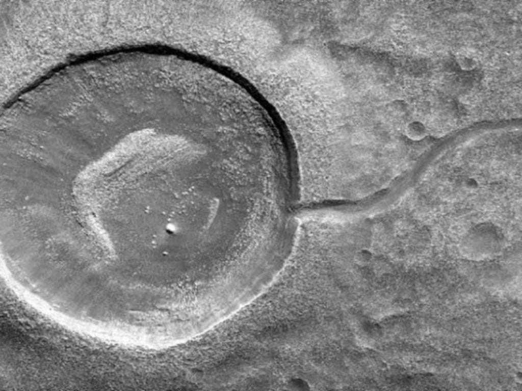 Difunde NASA fotografía de cráter con forma de renacuajo en Marte