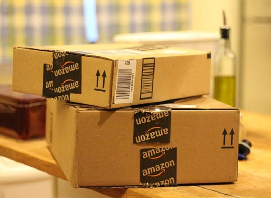 Pareja no deja de recibir paquetes que no pidieron de Amazon