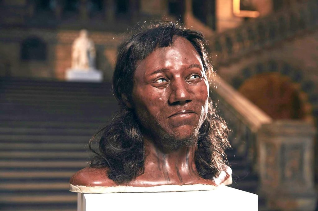 Primer británico moderno tenía ojos azules y piel oscura, señala estudio