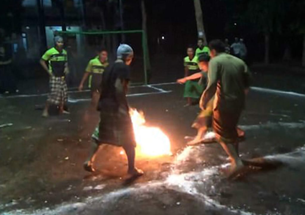 Jugaron futbol con un coco envuelto en llamas