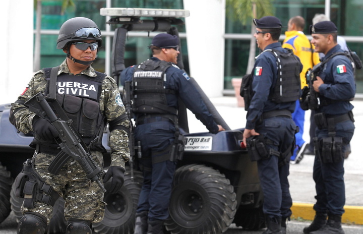 Detienen a 19 policías en Veracruz