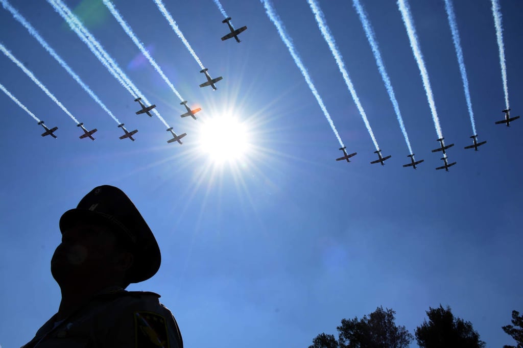 1944: La Fuerza Aérea Mexicana es creada; en conmemoración se celebra su día