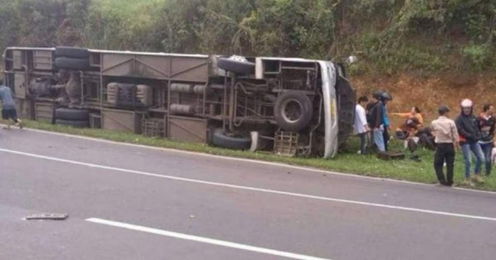 Desbarranca autobús en Indonesia; 27 muertos