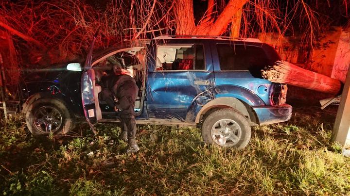 Jóvenes ebrios chocan contra un poste en carretera a Mezquital