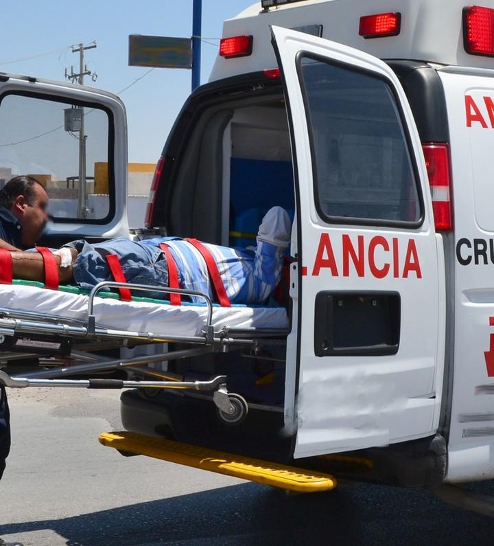 Motociclista se 'estampa' contra camellón; está herido