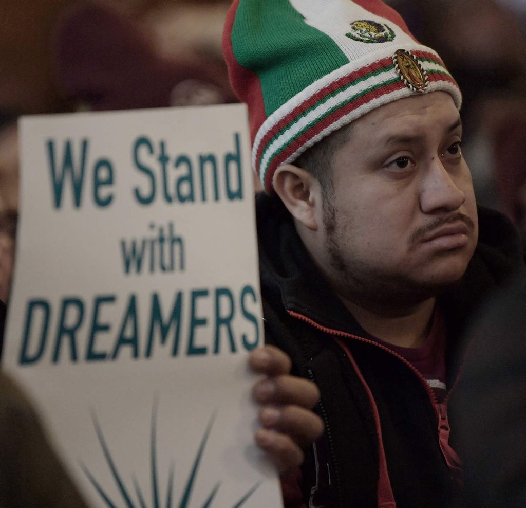 Juez en NY ordena renovar permisos de trabajo a 'dreamers'