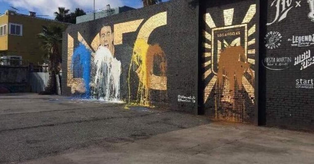 Vandalizan en Los Ángeles mural de Carlos Vela