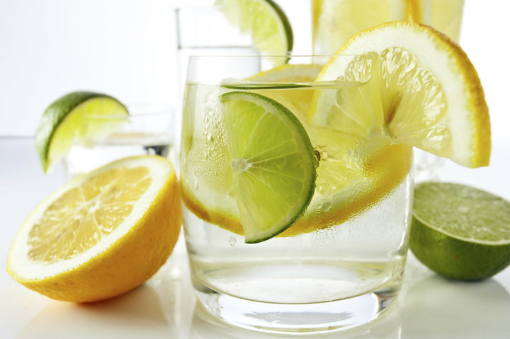 ¿Qué pasa cuando tomas agua con limón?