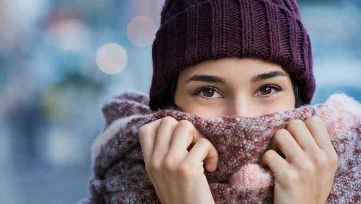 Mujeres son más sensibles  al frío que los hombres