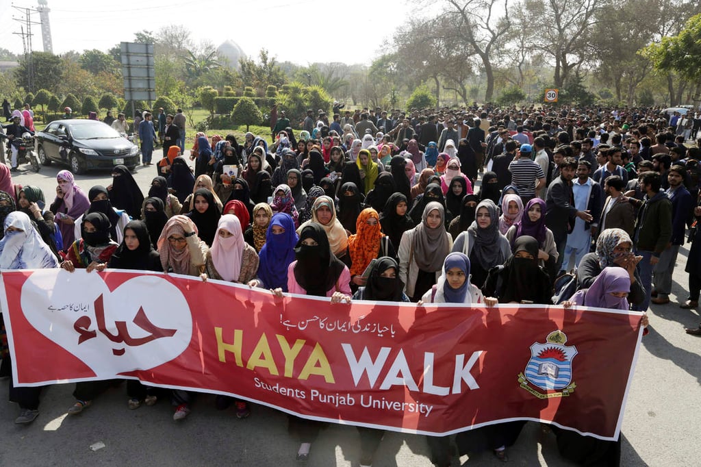 Estudiantes marchan contra San Valentín en Pakistán
