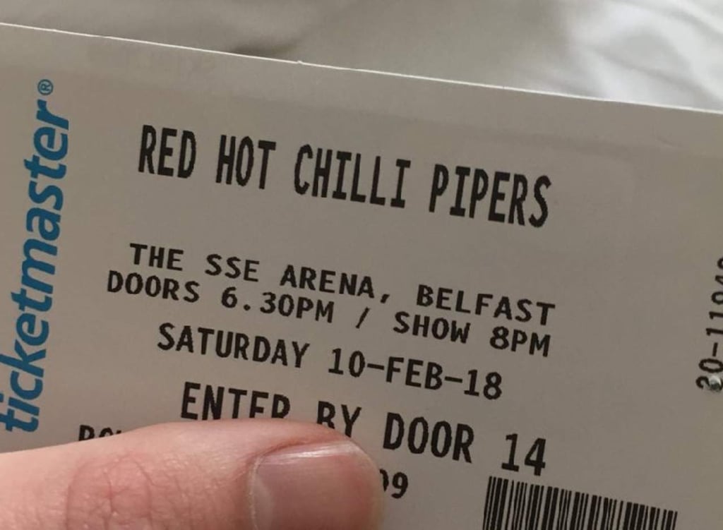 Confunden a los Red Hot Chili Peppers y terminan en un concierto de gaitas