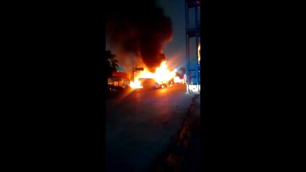 Diez vehículos arden tras incendio en Mercado de Abastos de NL