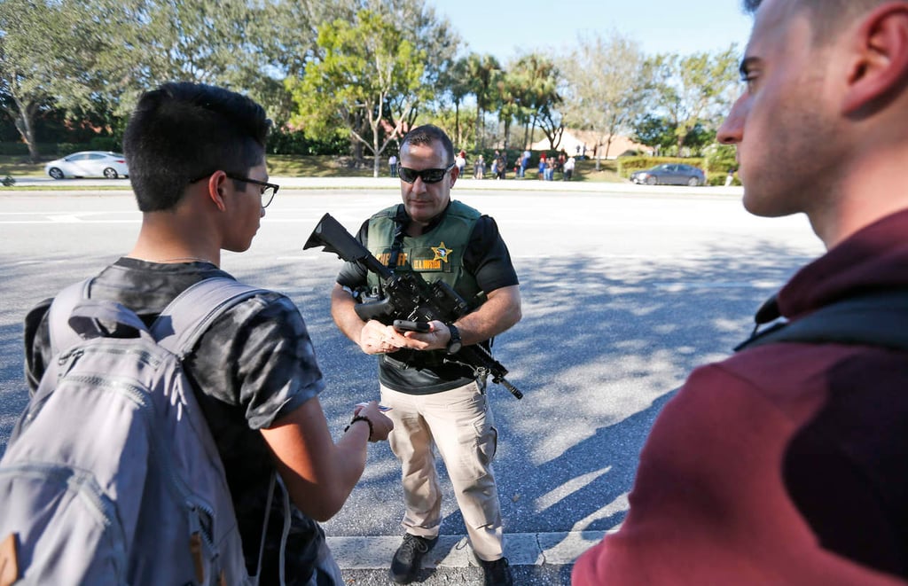 El agresor de escuela en Florida tiene unos 18 años: Policía