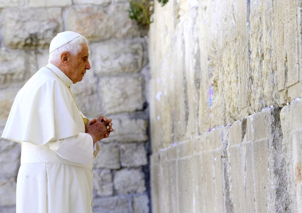 Vaticano niega 'enfermedad paralizante' de Benedicto XVI