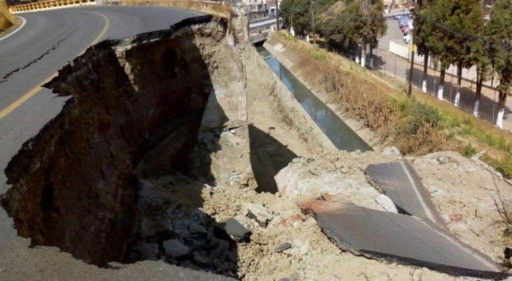 Surge socavón en carretera federal de Tlaxcala